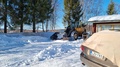 Kaarinan rannassa käytiin LC Rovaniemi/Napapiirin lionien Jorman ja Markun toimesta auraamassa kunnolla tieltä pois isot lumikasat. Kuvassa auraus käynnissä ja tulee siistiä jälkeä. 