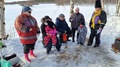 Pullakahvilla ja mehulla ennen kisaa. Toini, Sanna, Bella, Santeri, Sinna, Sebastian ja Ansku