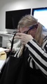 Anna-Maarit haeskelee arpajaispalkintoa kassista..